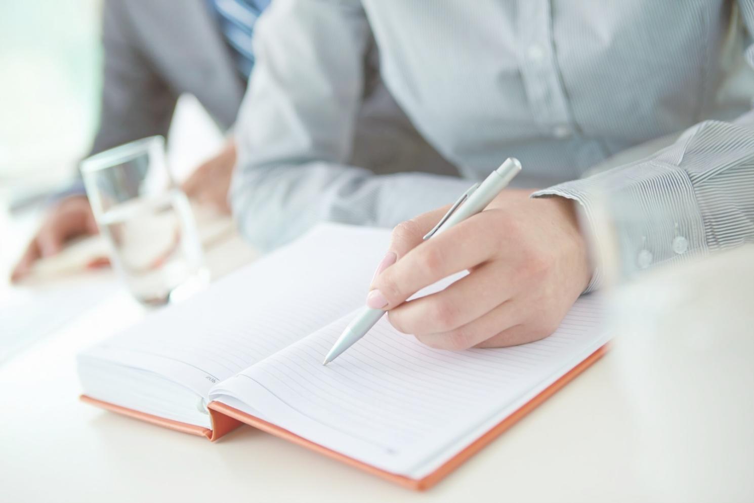 Étudiant travaillant sur des modèles financiers complexes