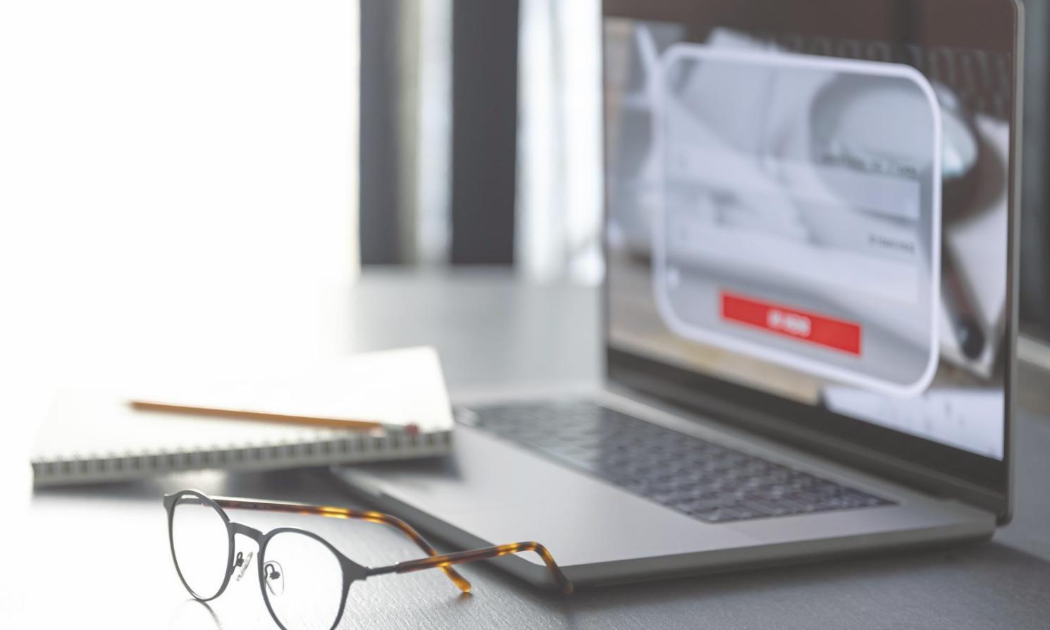 Consultant répondant aux questions des futurs analystes financiers